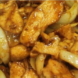 ข้าวหน้าอกไก่ผัดน้ำมันหอยใส่หอมใหญ่(ไม่พริก