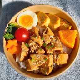 ข้าวหมูย่างไข่ทรงเครื่อง