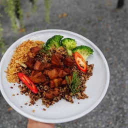 ควีนัวผัดกิมจิ หมูกรอบปลอม (แพลนท์เบส)