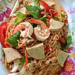 ยำมาม่าหมูสับหมูยอกุ้ง