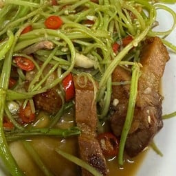 ผัดผักบุ้งหมูกรอบ