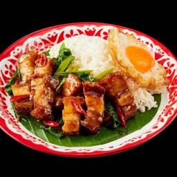 [ตั๊ก กะเพราถาดยัก์พลัส] ข้าวคะน้าหมูกรอบ
