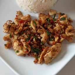 ไก่ผัดพริกเกลือราดข้าว