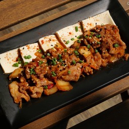 หมูหมักผัดกิมจิราดเต้าหู้