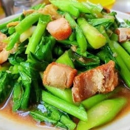 คะน้าหมูกรอบ (กับข้าว)