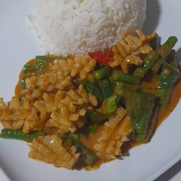 ผัดพริกแกงถั่วปลาหมึกราดข้าว