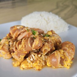 ข้าว ไส้กรอก+ไข่ ผัดซอสสุกี้