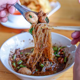 เส้นเล็กหมูน้ำตก