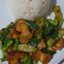 ผัดคะน้าหมูกรอบราดข้าว