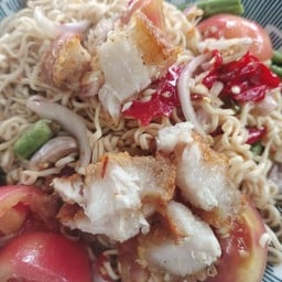 ตำมาม่าหมูกรอบ