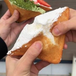 ข้าวกระเพรา ปังทอดวิปครีมสด