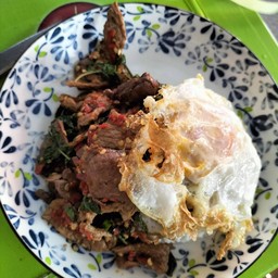 กระเพราเนื้อไข่ดาว