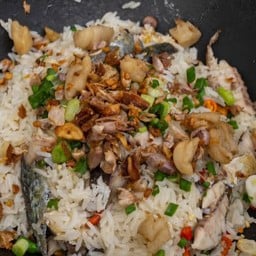 ข้าวผัดปลาทูกากหมู