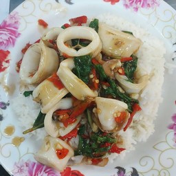 กระเพราปลาหมึกราดข้าว