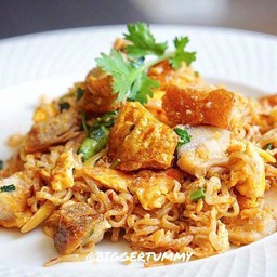 มาม่าผัดไข่หมูกรอบ