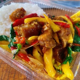 กระเพราหน่อไม้เหลืองหมูกรอบ