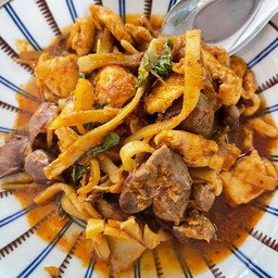 กระเพราไก่ปนเครื่ิองใน