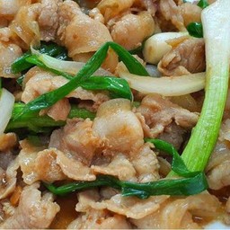 ข้าวเนื้อสไลด์ผัดเต้าเจี้ยว