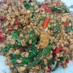 กระเพราหมูสับราดข้าว