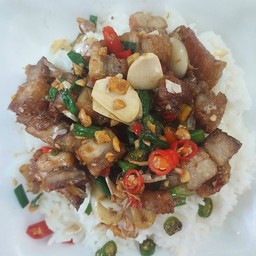 หมูกรอบผัดพริกเกลือราดข้าว