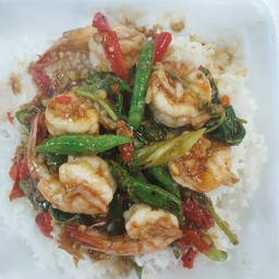 กระเพรากุ้งราดข้าว