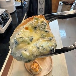 ปังไส้ทะลักพิซซ่าผักโขมชีส