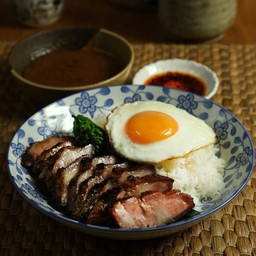 ข้าวหมูแดงย่างถ่านแบบพิเศษ ไข่ดาว [ตั้งใจย่าง]
