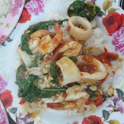 กระเพราทะเลราดข้าว