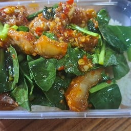 ข้าวราดคะน้า  หมูกรอบ