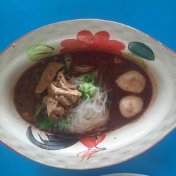 เส้นเล็กน้ำตก พิเศษหมู