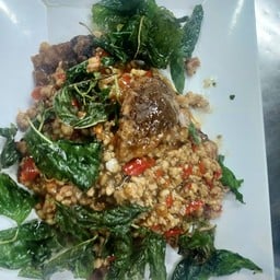 กระเพราหมูสับไข่เยี่ยว