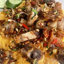 ข้าวไข่ข้นหมูกรอบคั่วพริกเกลือสมุนไพร