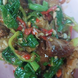 กระเพราหมูกรอบ