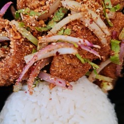 ข้าว+สะโพกไก่ยำแซ่บ