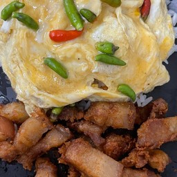 ข้าวไข่ข้นหมูสามชั้นทอดน้ำปลาพริกสด