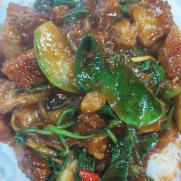 พริกแกงหมูกรอบราดข้าว