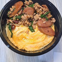 ข้าวไข่่ข้นกระเพราหมูกุนเชียงหมู