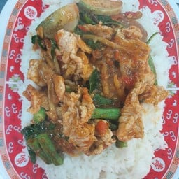 ผัดพริกแกงหมูราดข้าว