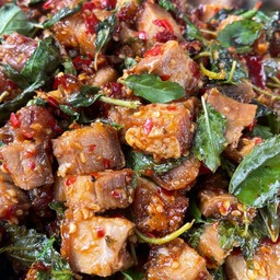 ข้าวกะเพราหมูกรอบผัดพริกแห้ง