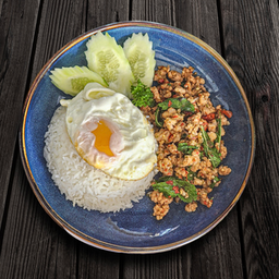 ข้าวกระเพราหมูสับไข่ดาว