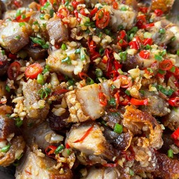 ข้าวหมูกรอบคั่วพริกเกลือ