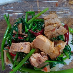 ผักบุ้งหมูกรอบ