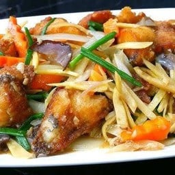 ปลากระพงผัดขิงเห็ดหอม ราดข้าว