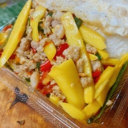 ข้าวกะเพาหน่อไม้เหลืองหมูสับ