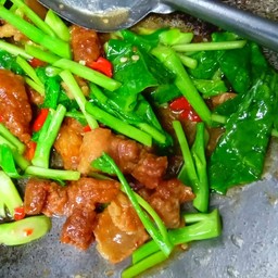 สามชั้นคลุกฝุ่นผัดคะน้าราดข้าว  ( สามชั้นนะคะไม่ใช่หมูกรอบ )