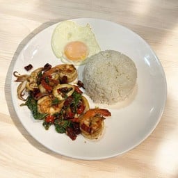 ข้าวราดกะเพราทะเลเดือดเสิร์ฟคู่ไข่ดาว