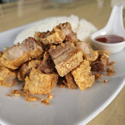 ข้าว หมูกรอบทอดกระเทียมพริกไทย