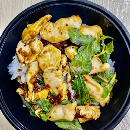 กะเพราไก่ชิ้นพริกแห้ง ราดข้าว