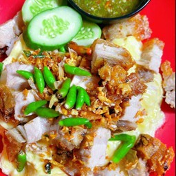 ข้าวไข่ข้นหมูกรอบกระเทียมพริกสด