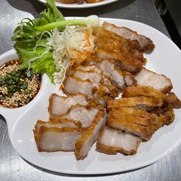 B07 สามชั้นทอดน้ำปลา-กับข้าว